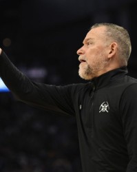 开云网址-马龙将前往北卡罗来纳大学执教，他仍是鹈鹕队主教练职位重点候选人|NBA|掘金|新奥尔良鹈鹕队|迈克尔-马龙|迈克尔-波特_新浪体育_新浪新闻