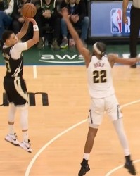 开云体育官网-悬念再起！雄鹿5分钟轰出20-4攻击波 追到仅差2分